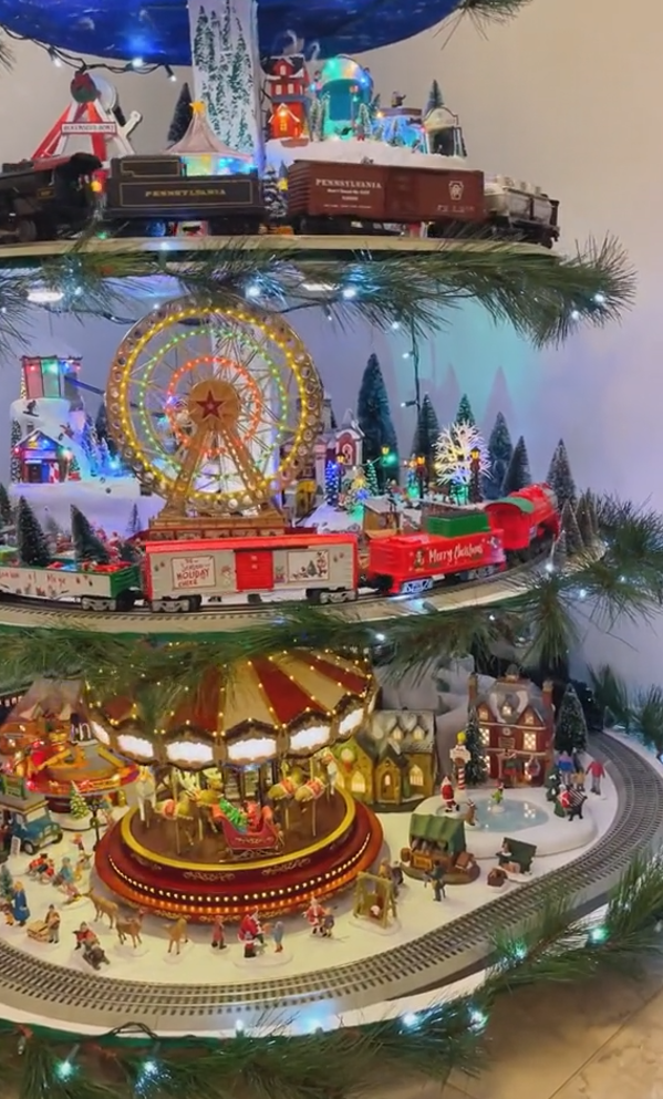 ☆Ferris wheel Christmas tree (with trains, Ferris wheel, brightly lit houses)